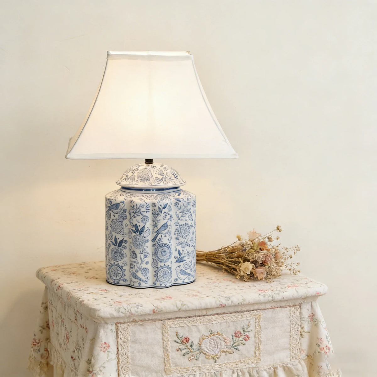 New Chinese-style ceramic table lamp, hand-painted blue and white porcelain, living room decorative lighting, cozy hotel bedroom