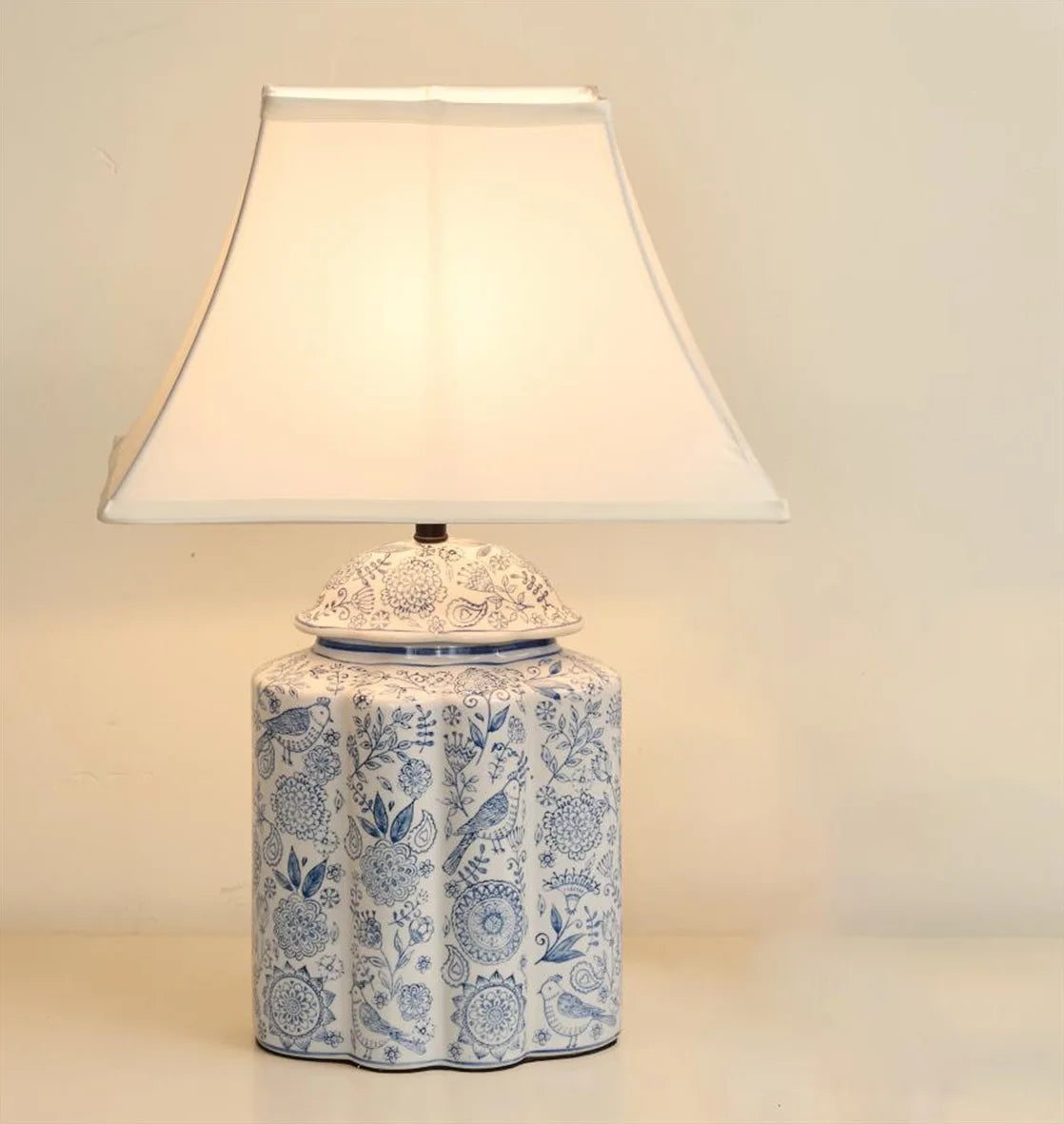 New Chinese-style ceramic table lamp, hand-painted blue and white porcelain, living room decorative lighting, cozy hotel bedroom
