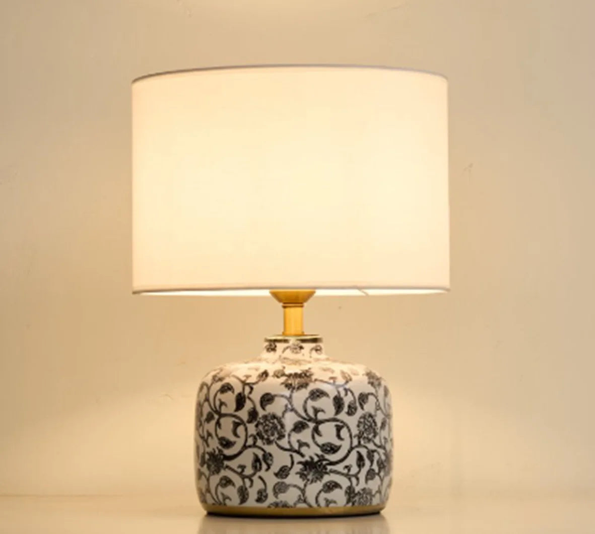 New Chinese-style ceramic table lamp, hand-painted blue and white porcelain, living room decorative lighting, cozy hotel bedroom